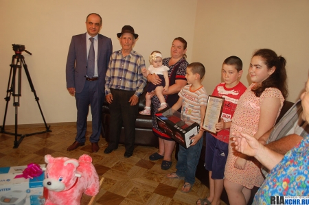Многодетной семье Кидакоевых вручили сертификат на материнский капитал