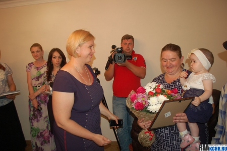 Многодетной семье Кидакоевых вручили сертификат на материнский капитал