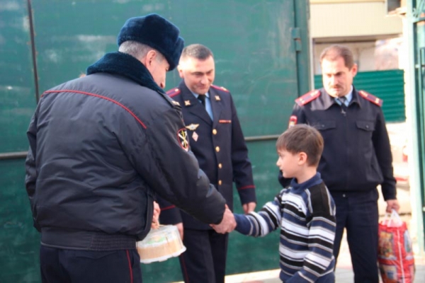 Сотрудники МО МВД России «Хабезский» оказали благотворительную помощь двум семьям