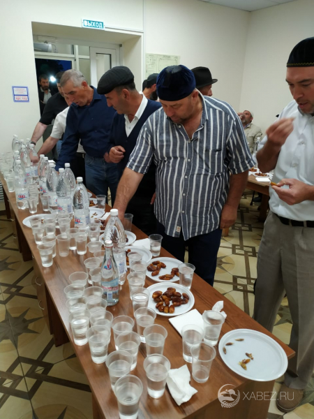 В коллективном ифтаре 3 июня 2019г. в а. Малый Зеленчук приняло участие около 300 человек