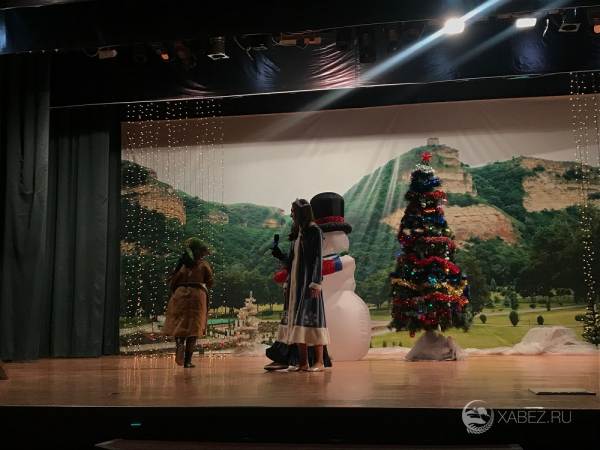 27 декабря сцена  Большого зала РДК  превратилась в сказочный лес