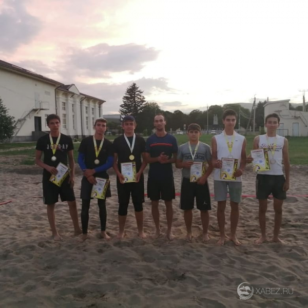 9 августа в а. Хабез на открытой спортивной площадке дворца культуры состоялся открытый турнир по пляжному волейболу в честь Дня физкультурника.