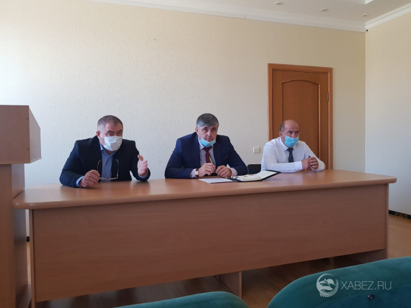 Сегодня в малом зале администрации Хабезского района прошло совещание с начальниками отделов по вопросу профилактики распространения коронавирусной инфекции.