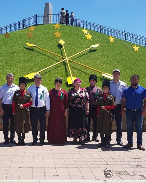 21 мая 2021 года в ауле Али-Бердуковскии&#774; прошло возложение цветов к памятнику жертвам