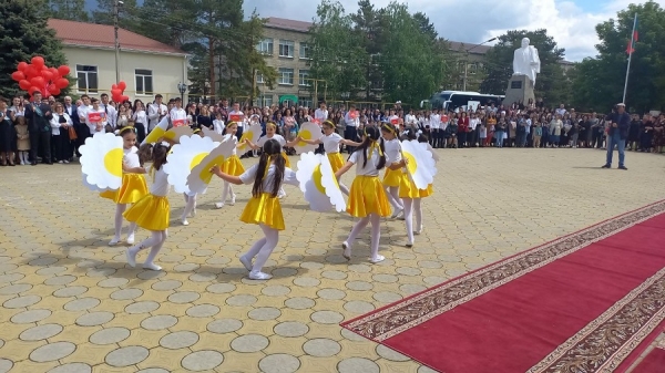 25 мая 2022 года на площади администрации Хабезского муниципального района состоялся масштабный праздник для выпускников 11-ых классов