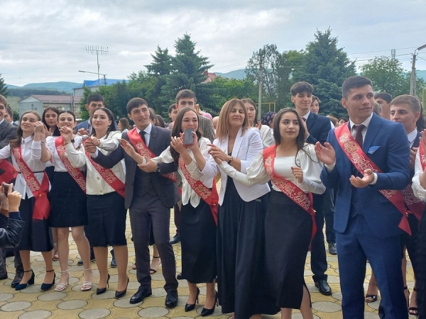 25 мая 2022 года на площади администрации Хабезского муниципального района состоялся масштабный праздник для выпускников 11-ых классов