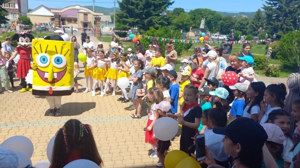 1 июня во дворе районного Дворца культуры состоялся очень весёлый,  насыщенный играми, танцевальными флешмобами, песнями и стихотворениями Праздник Детства.