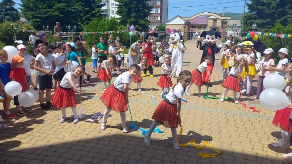 1 июня во дворе районного Дворца культуры состоялся очень весёлый,  насыщенный играми, танцевальными флешмобами, песнями и стихотворениями Праздник Детства.