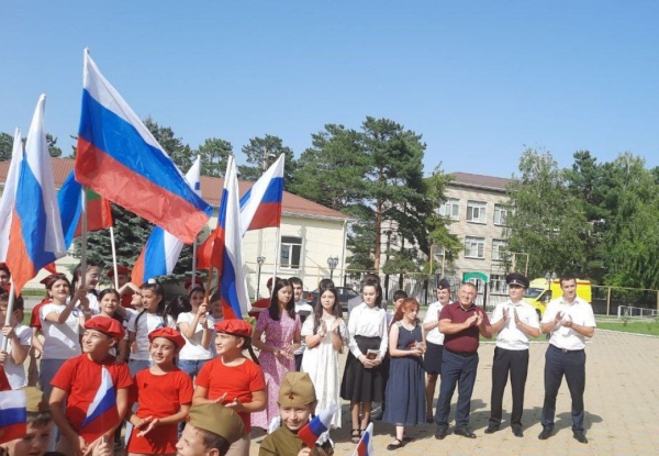 22 августа 2022 года на площади Ленина администрации Хабезского муниципального района отмечали Федерации и государственного флага Российской Федерации.