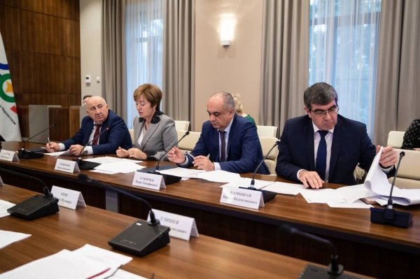 На повестке совещания сегодня -  бюджет Карачаево-Черкесии на 2023 год и на плановый период 2024 и 2025 годов.