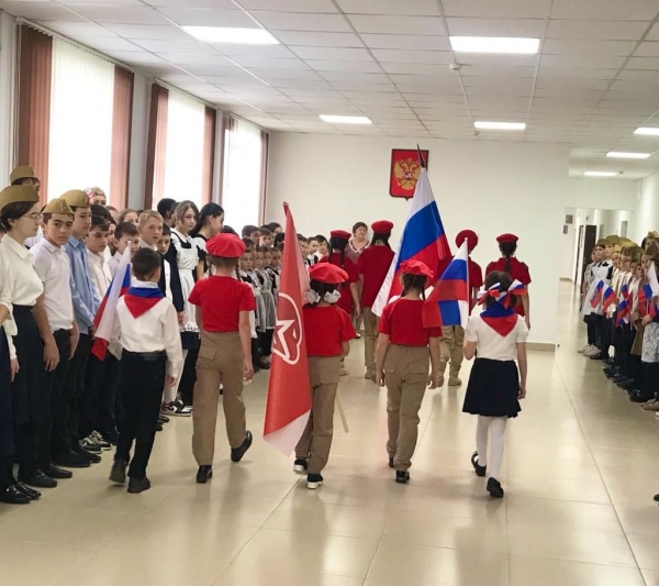 Каждый понедельник в МБОУ "СОШ а. Зеюко" начинается с поднятия Государственноно Флага