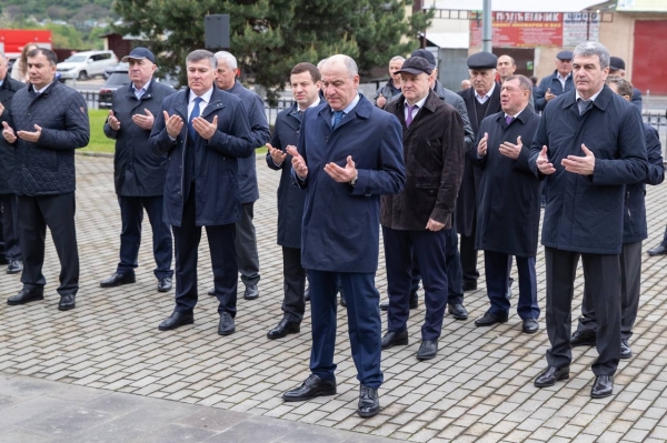 Сегодня у Мемориала жертвам репрессий карачаевского народа в Карачаевске по ...