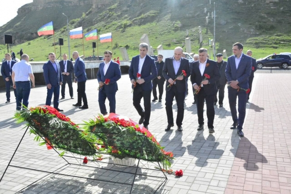 Сегодня  Глава КЧР Рашид Темрезов встретился с Президентом Южной Осетии Аланом Гаглоевым, который