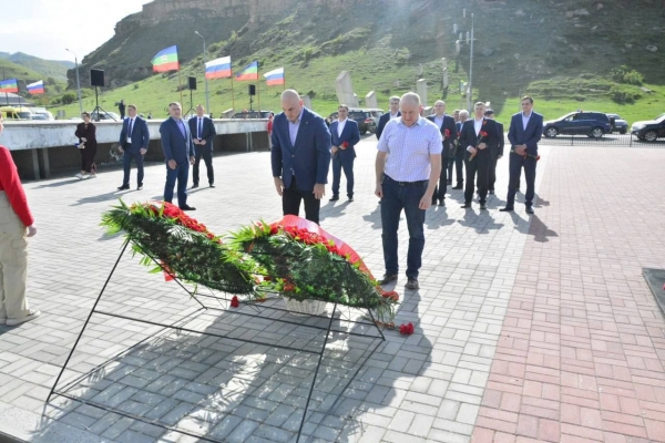 Сегодня  Глава КЧР Рашид Темрезов встретился с Президентом Южной Осетии Аланом Гаглоевым, который