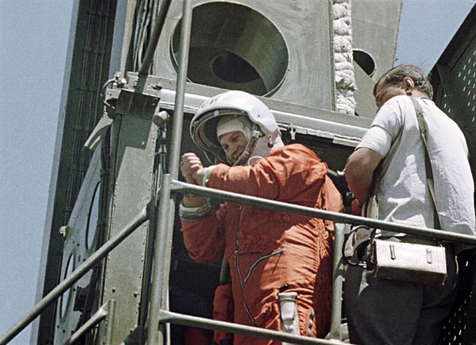 В каком году полетел космонавт. 1963 Полет Терешковой. Терешкова первый полет.