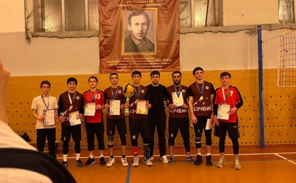 20 января 2024 года на базе МБОУ «СОШ №2 а.Али-Бердуковский» прошёл ежегодный турнир по волейболу,